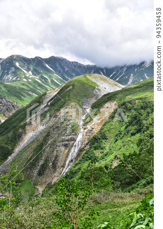 夏季立山,眺望掛麵瀑布 夏季立山,眺望掛麵瀑布 94359458