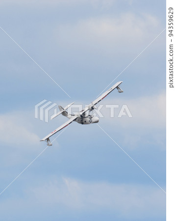 美國陸軍航空隊 OA-10 Catalina 飛艇在雲層之上 94359629