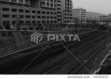 從橋上看到的線路和電線 94360935