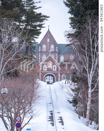 Trappist修道院前的雪樹林蔭小路 94361965