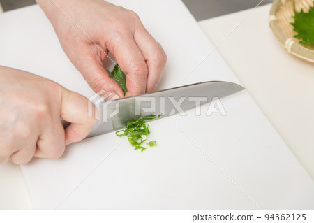 [將捲好的紫蘇葉切成細條做調味品] 94362125