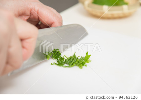 [將捲好的紫蘇葉切成細條做調味品] 94362126