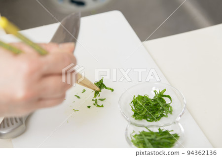 [Cut the rolled perilla leaves into thin strips to make condiments] 94362136