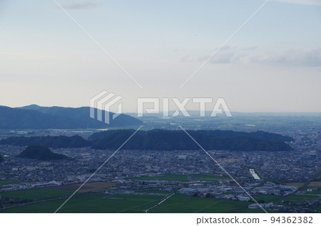 從文殊山眺望福井市和阿蘇和三山 從文殊山眺望福井市和阿蘇和三山 94362382