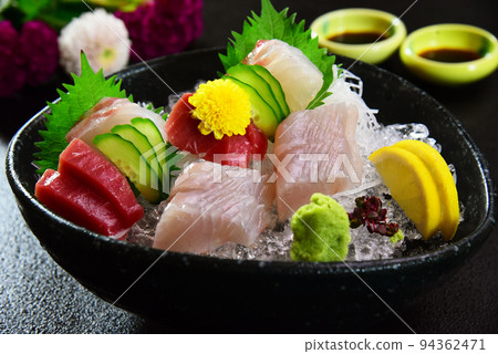 什錦刺身：金槍魚、鯛魚和鯖魚 94362471