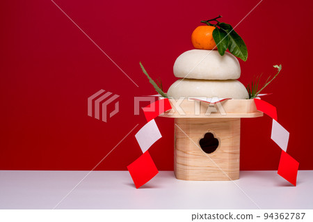 Photo of the real rice cake "Kagami-mochi" placed on the right Red and white background with three treasures (pedestal) 94362787