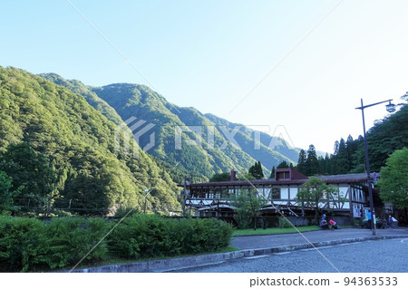 Take a stroll near Tateyama Station on the Toyama Electric Railway　　 94363533