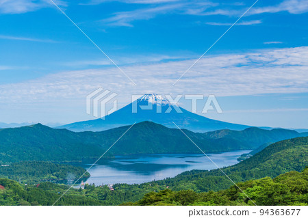 (Kanagawa Prefecture) Mt. Fuji covered with snow from Hakone Taikanzan in fresh greenery (Kanagawa Prefecture) Mt. Fuji covered with snow from Hakone Taikanzan in fresh greenery 94363677