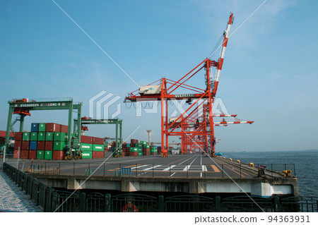 這是台場東京港的龍門起重機的照片。 94363931