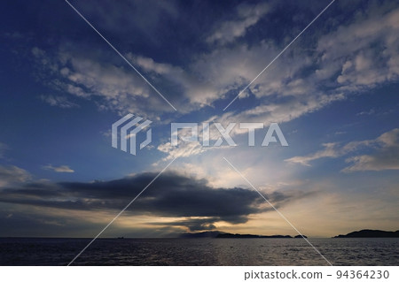 夏末沿海夜景，烏雲擋住落日，超廣角，主要是天空，220910pm 94364230