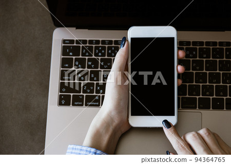 操作膝上型計算機和智能手機的婦女 操作膝上型計算機和智能手機的婦女 94364765
