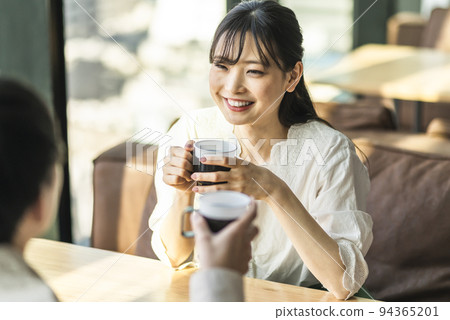 談話的年輕人和婦女 94365201