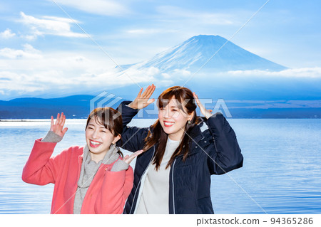兩名婦女從山中湖享受富士山的女孩之旅 94365286