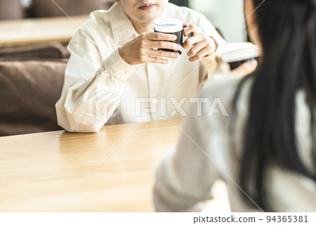 談話的年輕人和婦女 94365381