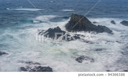 海浪拍打著北海道禮文島 / 日本禮文島 Sukoton 角的礁石 94366386
