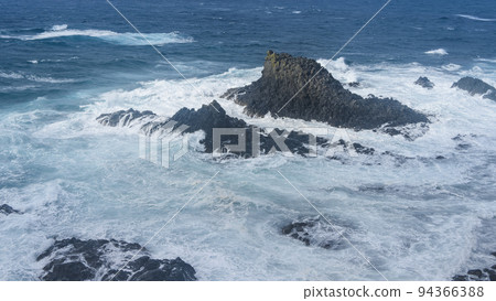 海浪拍打著北海道禮文島 / 日本禮文島 Sukoton 角的礁石 94366388