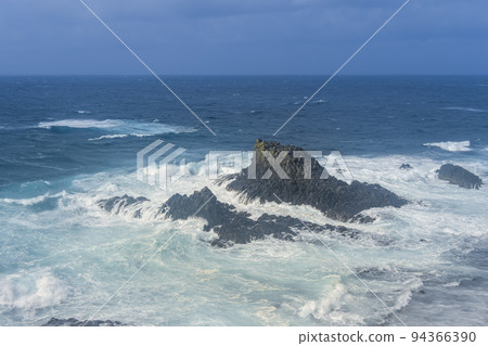 海浪拍打著北海道禮文島 / 日本禮文島 Sukoton 角的礁石 94366390