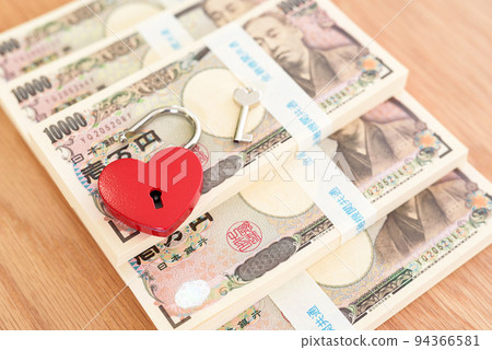 Six million yen wads, a smartphone and a heart-shaped lock Security 6 million yen Japanese yen 94366581