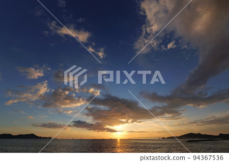 令人耳目一新的初秋海岸夜景，日落時有各種雲彩・超廣角・天空為主・220912pm 94367536