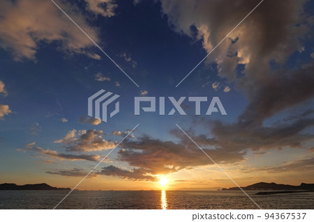 令人耳目一新的初秋海岸夜景，日落時有各種雲彩・超廣角・天空為主・220912pm 94367537