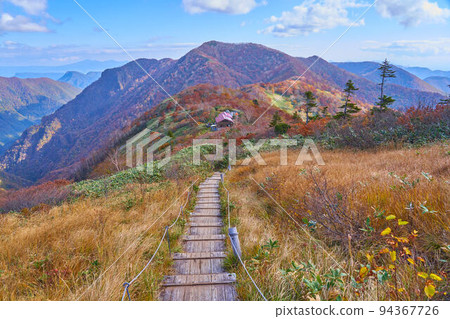 View from the southern ridgeline of Mt. Heijo in Niigata Prefecture (Gunma Prefecture) in autumn View from the southern ridgeline of Mt. Heijo in Niigata Prefecture (Gunma Prefecture) in autumn 94367726