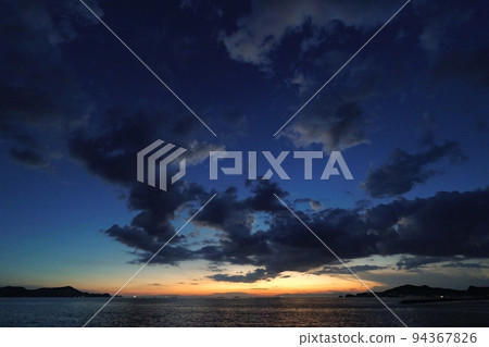 令人耳目一新的初秋海岸夜景，日落時有各種雲彩・超廣角・天空為主・220912pm 94367826