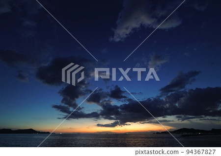 令人耳目一新的初秋海岸夜景，日落時有各種雲彩・超廣角・天空為主・220912pm 94367827