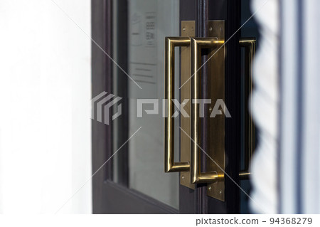 Door handle at the entrance to the restaurant, gold 94368279