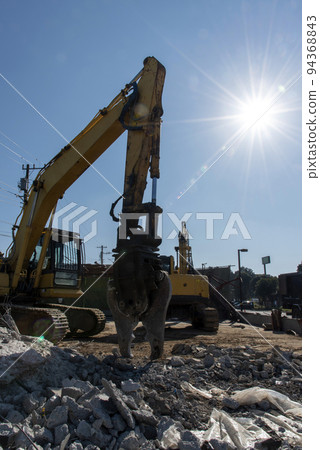 拆除現場的重型機械和燦爛的陽光 94368843