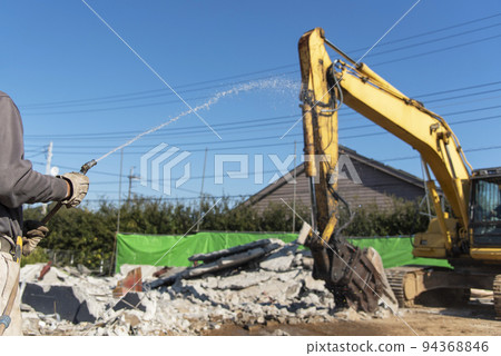 噴水以減少灰塵的拆除現場 噴水以減少灰塵的拆除現場 94368846