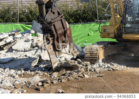 Demolition of foundation concrete: Demolition weight machine equipped with Owari Demolition of foundation concrete: Demolition weight machine equipped with Owari 94368853