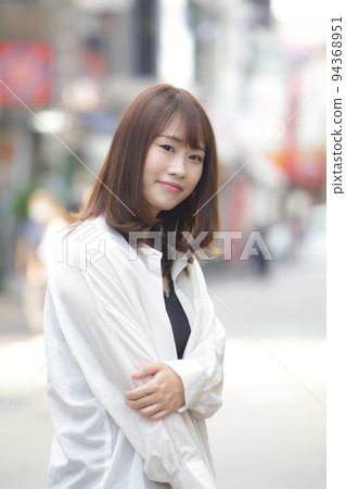 A woman with a smile 94368951