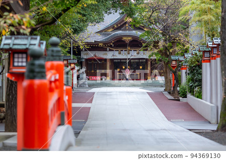[Japan] Kanagawa, Suzuka Shrine approach and main shrine in the early morning 94369130