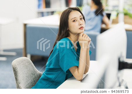 Career woman wearing a blue cut-and-sew 94369573