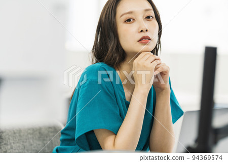 Career woman wearing a blue cut-and-sew 94369574