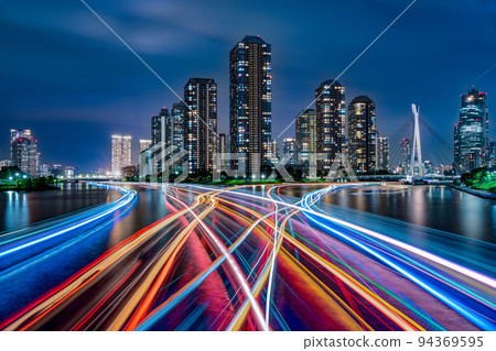 月島摩天大樓的夜景和從永泰橋看到的船屋軌跡 94369595