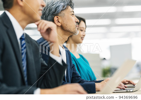 Middle business person listening at a meeting 94369696