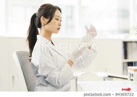 做研發工作的白大褂女人 94369722