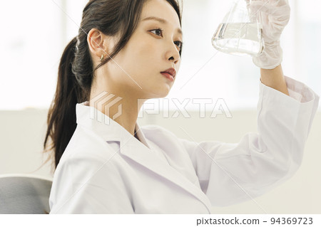 做研發工作的白大褂女人 94369723