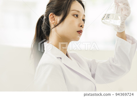 做研發工作的白大褂女人 94369724