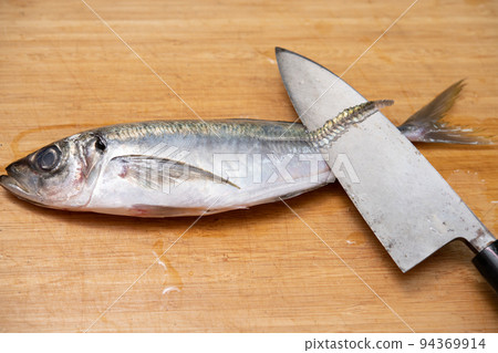 去除竹莢魚的刀 94369914