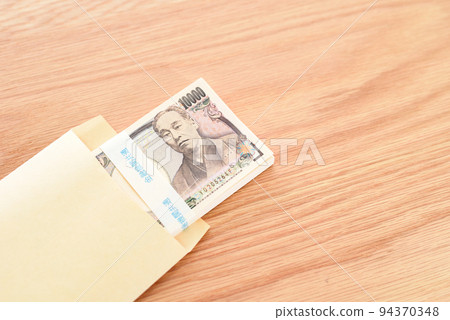 一百萬日元裝在棕色信封裡 日元 94370348