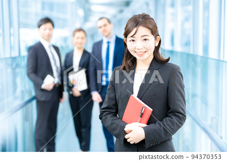 以女性為中心的商業團隊 94370353