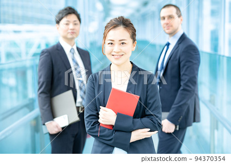 以女性為中心的商業團隊 94370354