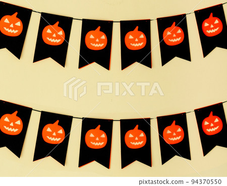 Halloween paper garland with spooky pumpkin background 94370550