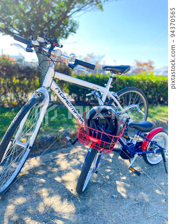 與父母和孩子一起騎自行車旅行 與父母和孩子一起騎自行車旅行 94370565