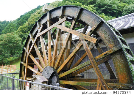 充滿存在感的水車 94370574