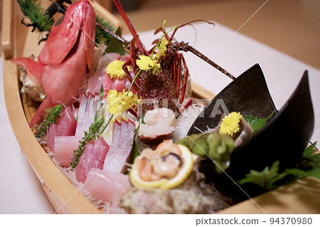 The gorgeous boat-shaped sashimi looks delicious Japanese cuisine hospitality 94370980