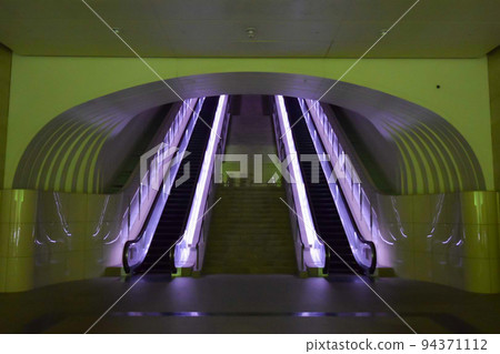 時尚空間設計的電梯廳 94371112