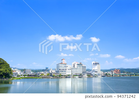 Hita's Mikuma River and cityscape 94371242